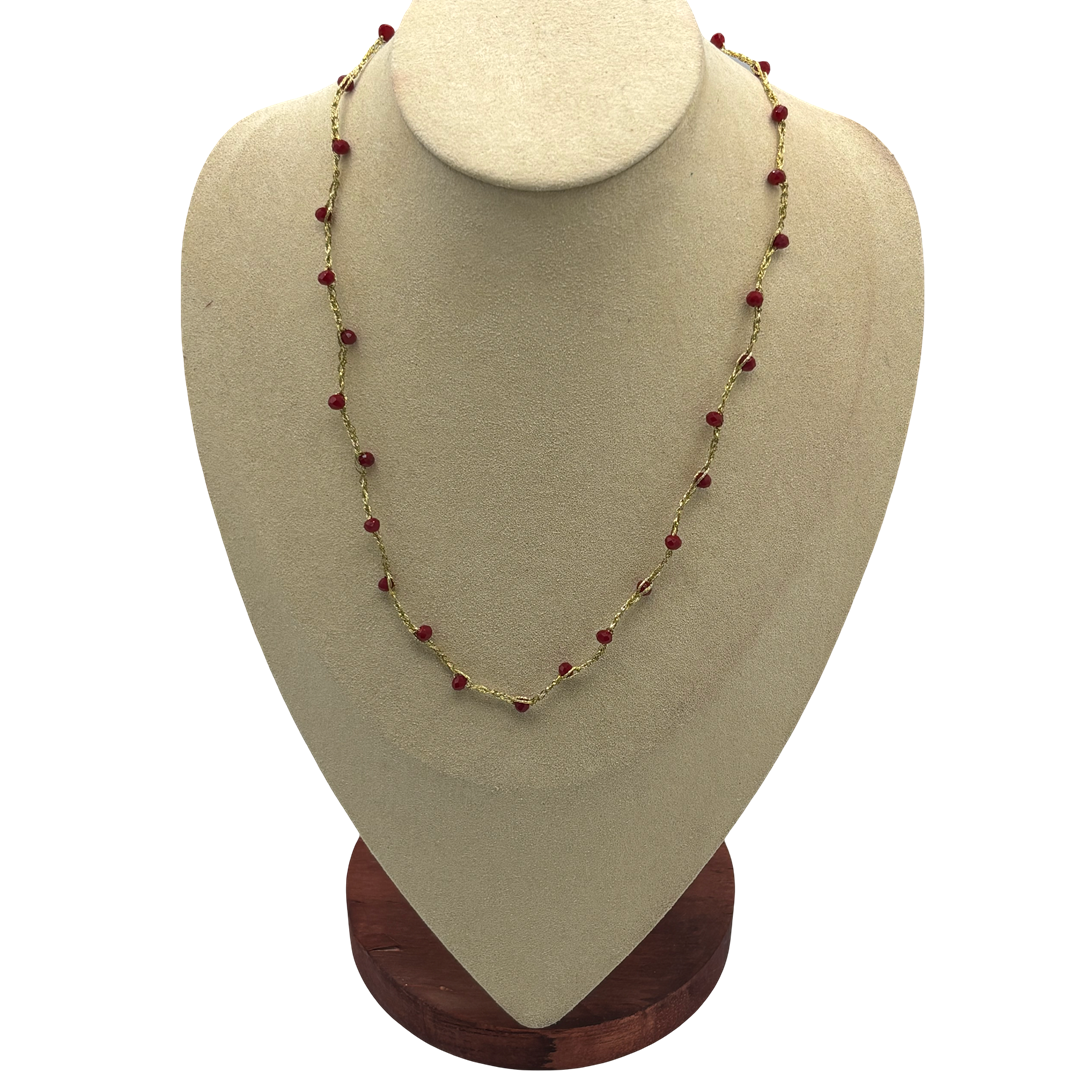 DORALIE - collana monochrome bordeaux 01 Collana artigianale dorata con piccole perline rosso bordeaux distribuite lungo la catena, gioiello elegante e minimal.
