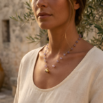 La collana Egnazia Lavanda Dorata interpreta l’eleganza mediterranea attraverso delicate pietre color lavanda e dettagli dorati luminosi. Un gioiello artigianale raffinato, ispirato alla luce calda del Sud Italia