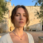 Le tonalità violette delle pietre riflettono la luce naturale con delicatezza, mentre il piccolo ciondolo dorato dona equilibrio e luminosità a questo gioiello artigianale.