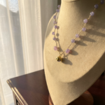 Ispirata alla bellezza della Puglia e alle atmosfere del Mediterraneo, la collana Egnazia Lavanda Dorata unisce artigianalità contemporanea e dettagli eleganti senza tempo.