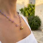 La collana Egnazia Lavanda Dorata cattura la delicatezza delle tonalità lavanda attraverso un design luminoso ed essenziale. Le pietre in pasta di vetro e i dettagli dorati creano un gioiello raffinato, ispirato alle atmosfere autentiche del Mediterraneo.