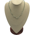 Collana Verdeacqua Monochrome - Egnazia Acquamare indossata su collo, pietre verde smeraldo luminose e leggere, eleganza essenziale ispirata al Mediterraneo