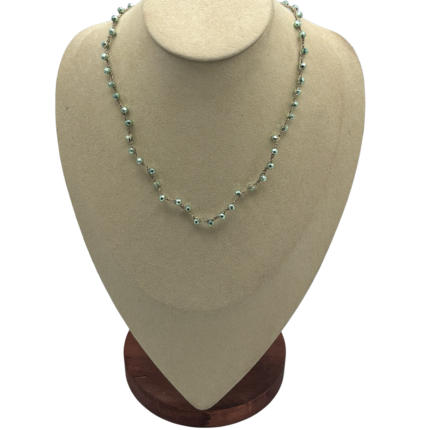 Collana Verdeacqua Monochrome - Egnazia Acquamare indossata su collo, pietre verde smeraldo luminose e leggere, eleganza essenziale ispirata al Mediterraneo