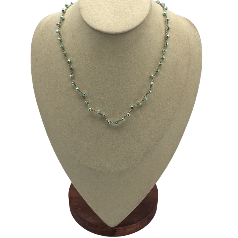 Collana Verdeacqua Monochrome - Egnazia Acquamare indossata su collo, pietre verde smeraldo luminose e leggere, eleganza essenziale ispirata al Mediterraneo