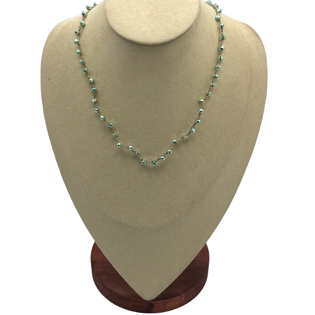 DORALIE collana-verde-acqua-monochrome-egnazia 01 Collana Verdeacqua Monochrome - Egnazia Acquamare indossata su collo, pietre verde smeraldo luminose e leggere, eleganza essenziale ispirata al Mediterraneo