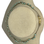 Collana Verdeacqua Monochrome - Egnazia Acquamare indossata su collo, pietre verde verde acqua, luminose e leggere, eleganza essenziale ispirata al Mediterraneo