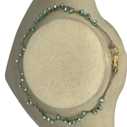 Collana Verdeacqua Monochrome - Egnazia Acquamare indossata su collo, pietre verde verde acqua, luminose e leggere, eleganza essenziale ispirata al Mediterraneo