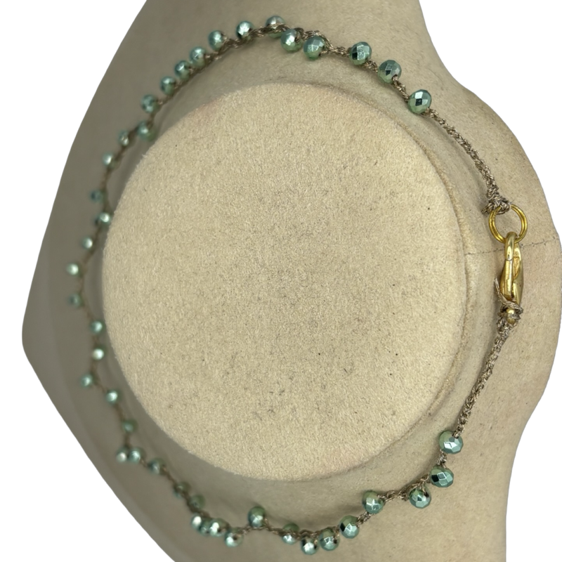 Collana Verdeacqua Monochrome - Egnazia Acquamare indossata su collo, pietre verde verde acqua, luminose e leggere, eleganza essenziale ispirata al Mediterraneo