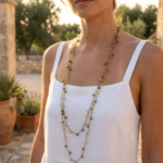 Collana oro Doralie stile Egnazia su modella in contesto di masseria pugliese