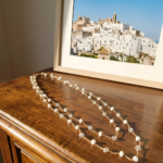 Gioiello Doralie fatto a mano con pietre bianche e trasparente ispirato alla città bianca di Ostuni