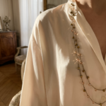 Collana artigianale Doralie indossata da donna in ambiente elegante