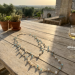 Dettaglio collana con perline bianche e blu chiaro