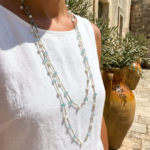 Collana lunga con pietre chiare e catena sottile dorata