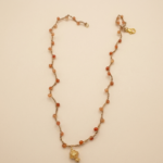 Collana artigianale filo di seta dorata con pietre corallo e corniola stile pugliese