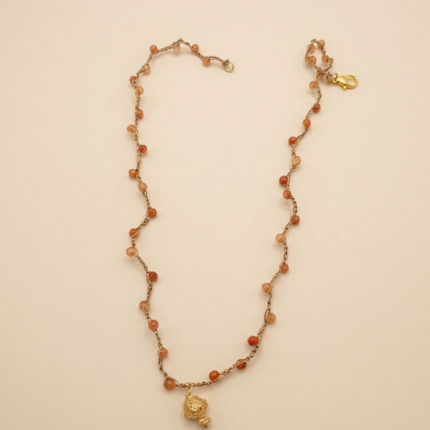 Collana artigianale filo di seta dorata con pietre corallo e corniola stile pugliese