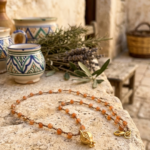 Filo di seta dorata collana artigianale pugliese con pietre naturali corallo