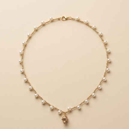 Collana pumo pugliese in pietra con perle bianche e dettagli artigianali handmade
