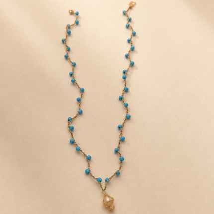 Ispirata ai profumi e ai colori del Mediterraneo, la collana Pumo Mediterraneo racconta la bellezza della Puglia attraverso un design artigianale unico. Un gioiello che unisce tradizione e modernità, ideale per un look estivo elegante e naturale.