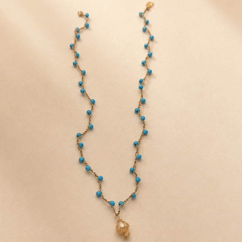 Ispirata ai profumi e ai colori del Mediterraneo, la collana Pumo Mediterraneo racconta la bellezza della Puglia attraverso un design artigianale unico. Un gioiello che unisce tradizione e modernità, ideale per un look estivo elegante e naturale.