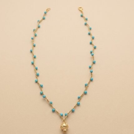 Collana Pumo Mediterraneo – gioiello artigianale ispirato alla tradizione pugliese, con dettagli che richiamano il simbolo del pumo e le tonalità del mare del Sud Italia. Un accessorio luminoso e raffinato, perfetto per chi ama lo stile mediterraneo autentico e senza tempo.