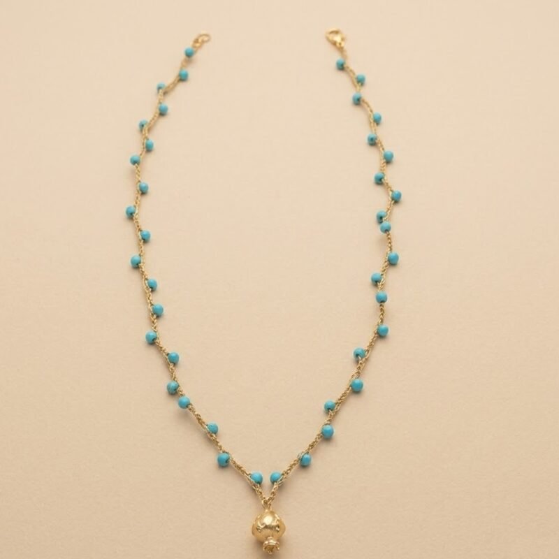 Collana Pumo Mediterraneo – gioiello artigianale ispirato alla tradizione pugliese, con dettagli che richiamano il simbolo del pumo e le tonalità del mare del Sud Italia. Un accessorio luminoso e raffinato, perfetto per chi ama lo stile mediterraneo autentico e senza tempo.