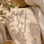 Il Pumo Mediterraneo nasce dall’incontro tra tradizione e luce. Ispirata ai simboli portafortuna pugliesi e ai colori del Mediterraneo, questa collana artigianale racconta una storia fatta di mare, pietra bianca e natura assolata. Un gioiello che non è solo un accessorio, ma un ricordo del Sud Italia da indossare.