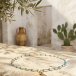 Scopri la collana Pumo Mediterraneo: un gioiello artigianale ispirato al Sud Italia, realizzato con cura per esaltare luce e colore. Perfetta per outfit estivi, look mediterranei e come idea regalo originale e raffinata.