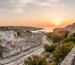 Antiche rovine in pietra calcarea del Parco Archeologico di Egnazia in Puglia illuminate dalla luce del tramonto