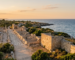 Mura antiche di Egnazia vicino al mare Adriatico in Puglia durante la luce del tramonto