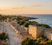 Mura antiche di Egnazia vicino al mare Adriatico in Puglia durante la luce del tramonto