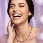 Modella che indossa collana Iride Doralie