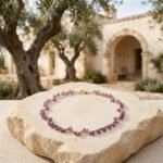 Chiusura a moschettone in finitura dorata con targhetta marchio Doralie della collana Iride.