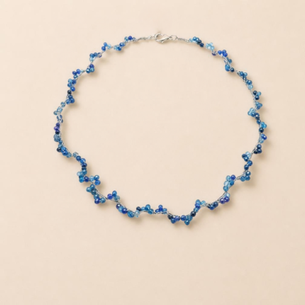 Collana Nerea blu artigianale in seta fotografata