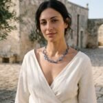Collana blu Nerea DORALIE con dettagli azzurri in un'elegante masseria pugliese