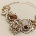 Dettaglio ricamo soutache e bouquet di perline della collana fatta a mano Alba d'Oro