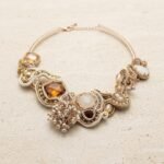 Gioiello artigianale soutache Alba d'Oro pezzo unico elegante da sera