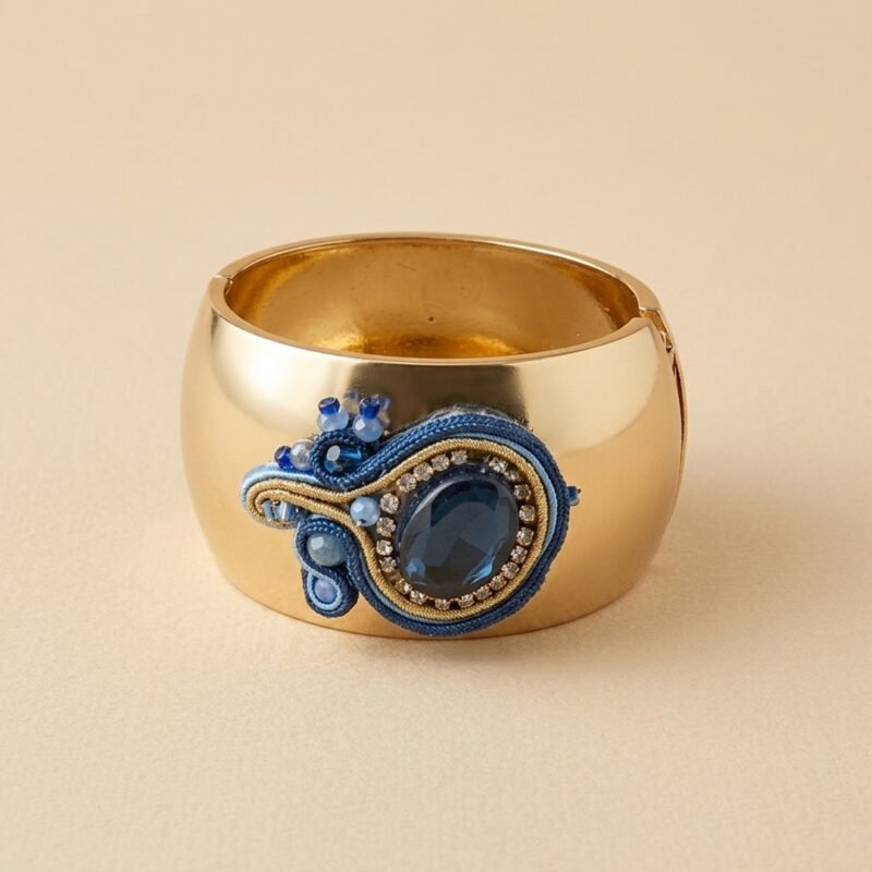 Bracciale artigianale dorato con agata blu, cristalli e ricamo soutache realizzato interamente a mano.