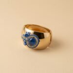 Bracciale artigianale dorato con agata blu, cristalli e ricamo soutache fatto a mano DORALIE