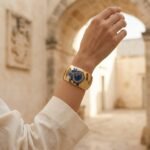 Doralie bracciale blu indossato da modella
