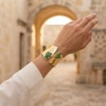 Bracciale verde con quarzo, cristalli e ricamo soutache - immagine 2